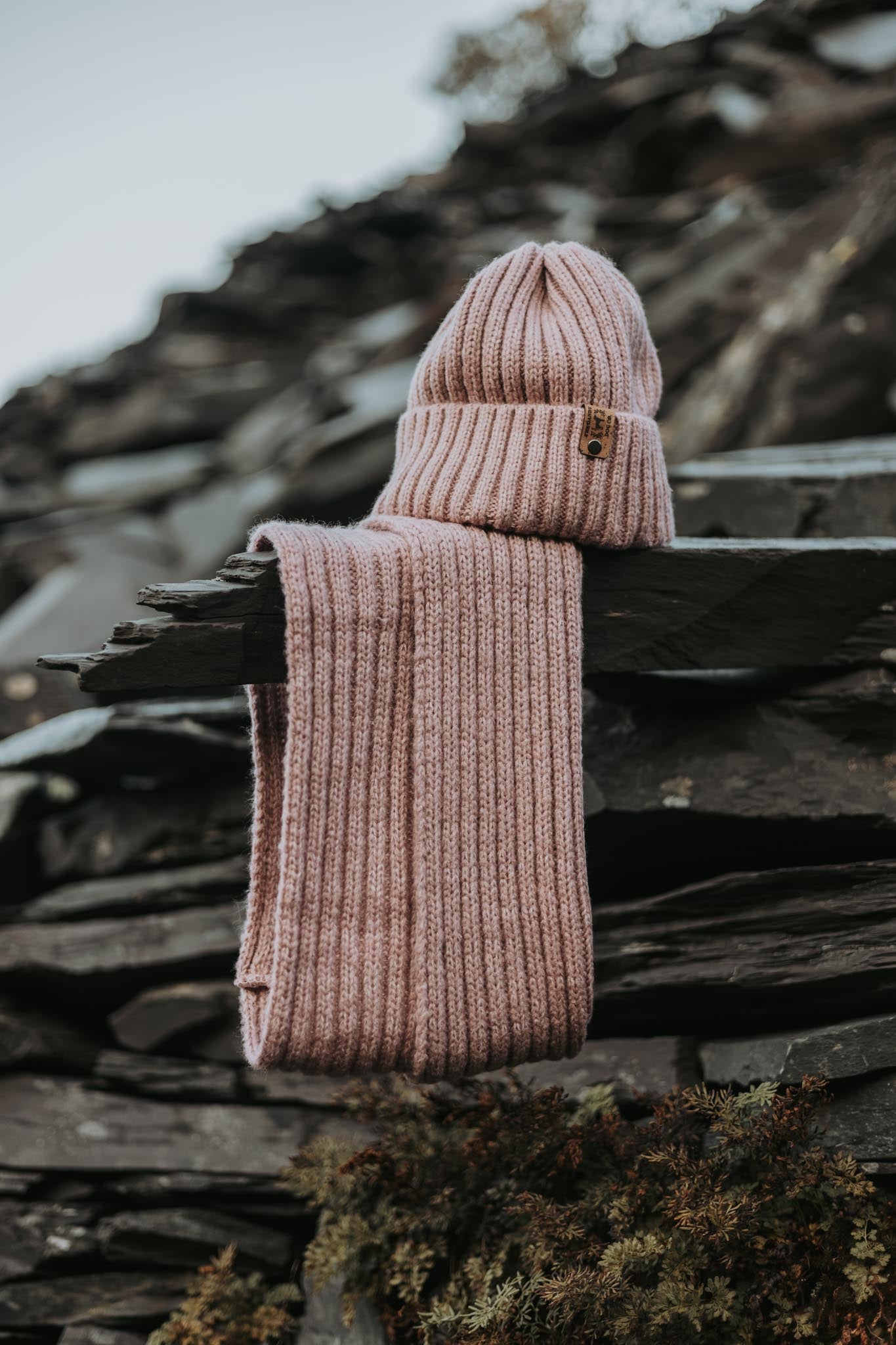 NEW Winter Rose colour Hat and Snood Set